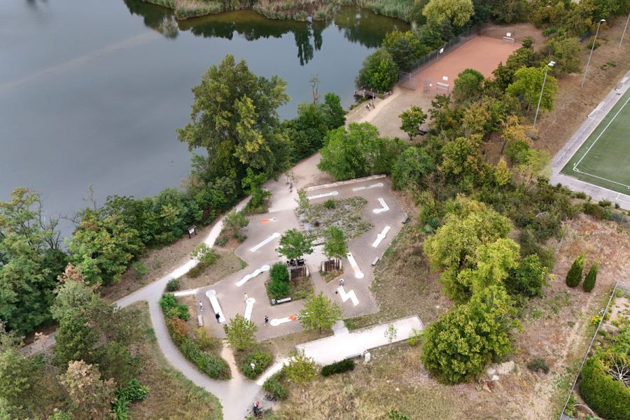 Drohnenbild: Minigolf Anlage von oben