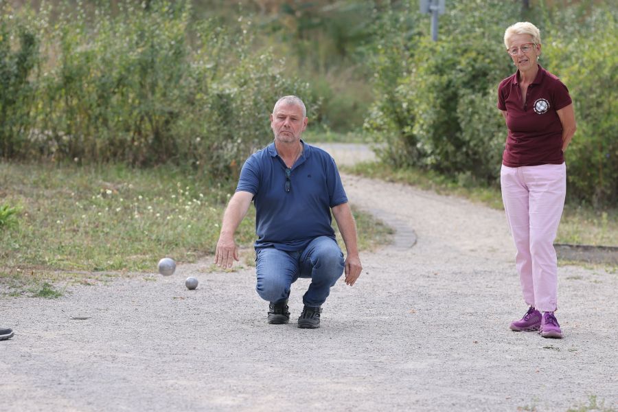 Ein Spieler wirft eine Boule Kugel
