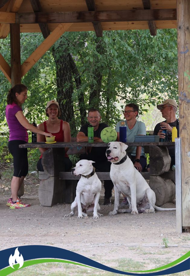 Eine Gruppe genießt Getränke am Grillplatz