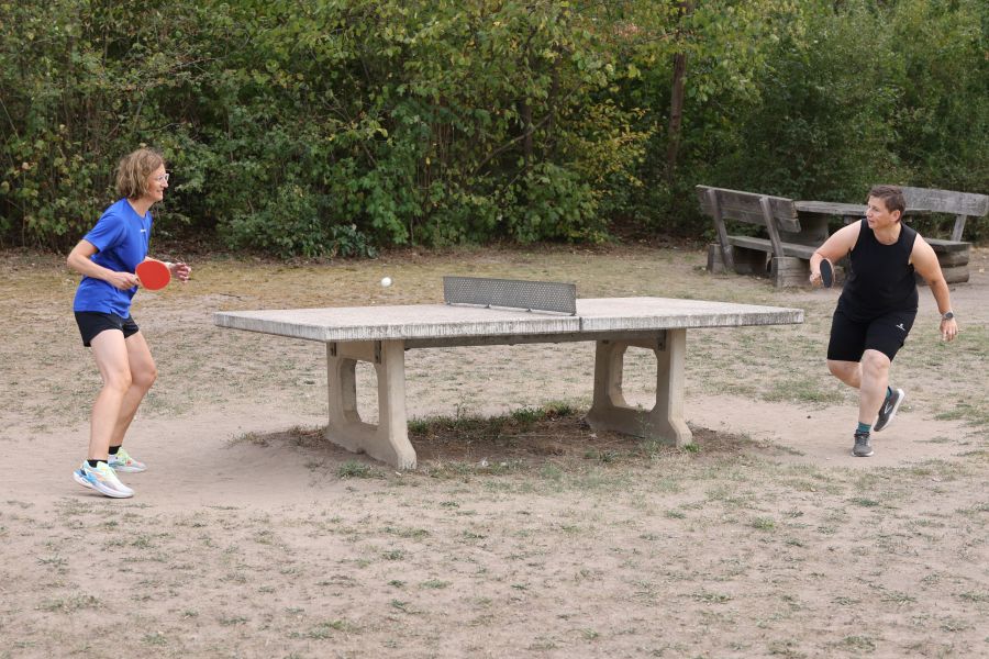 2 Spielerinnen beim Tischtennis