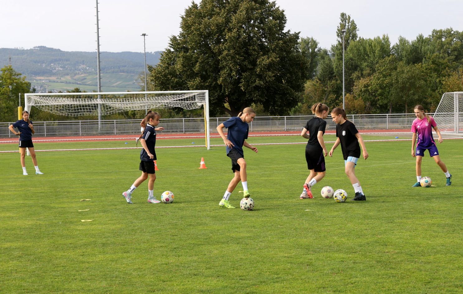 Mädchen-Mannschaft im Training auf dem Rasenplatz