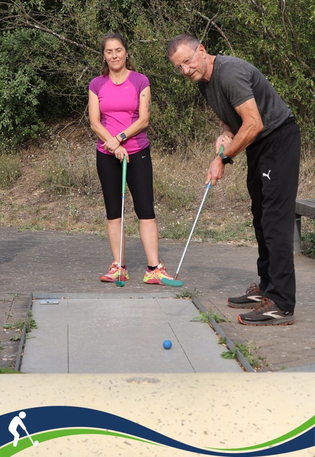 Minigolfer beim putten