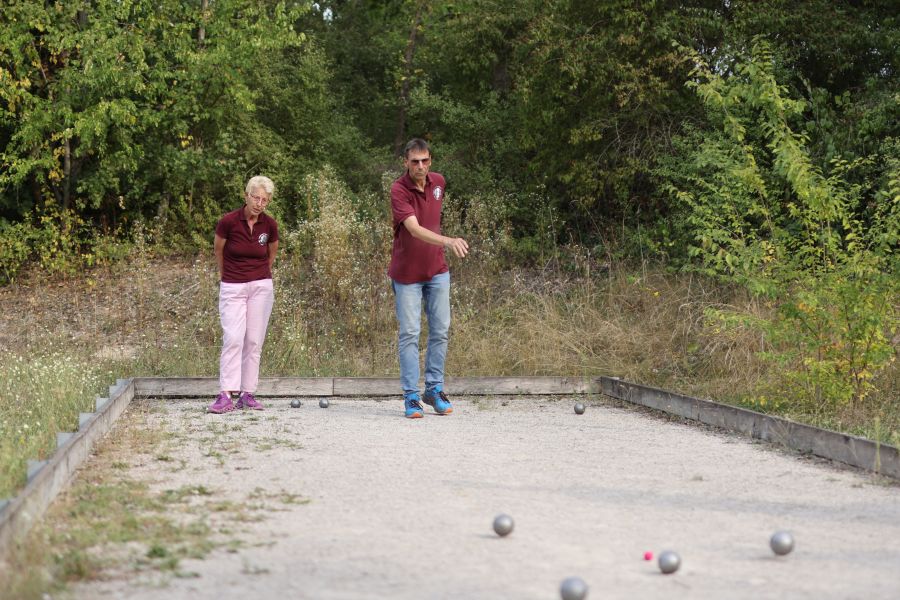 2 Spieler spielen Boule