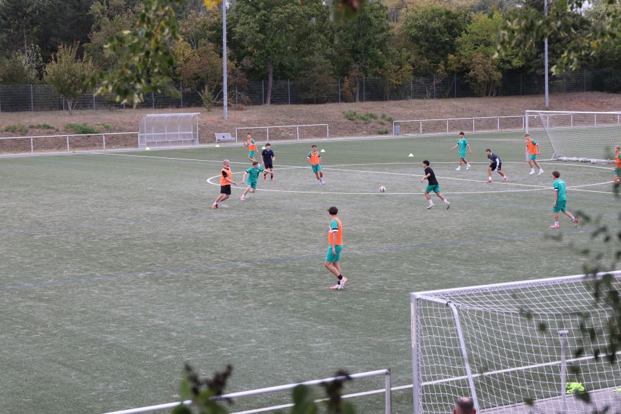 Jungs spielen Fußball