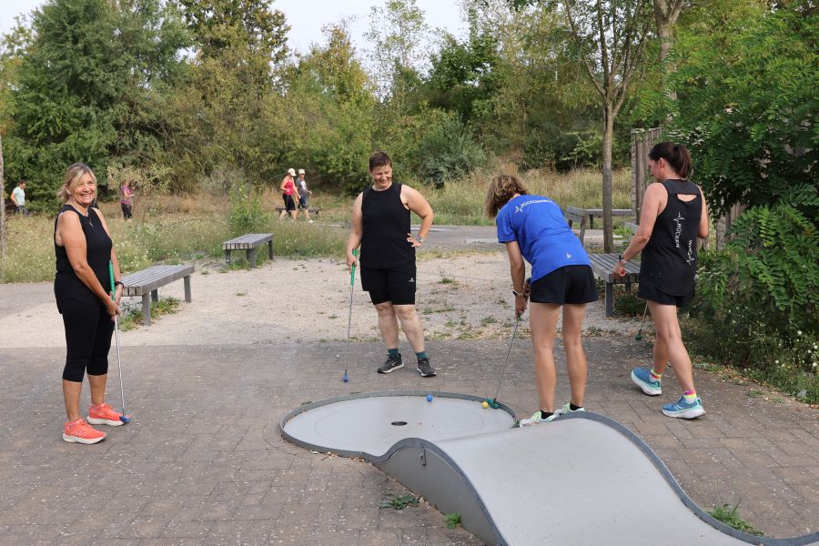 Spielerin beim einlochen