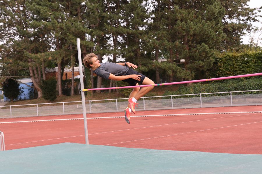 Ein Sportler beim Hochsprung