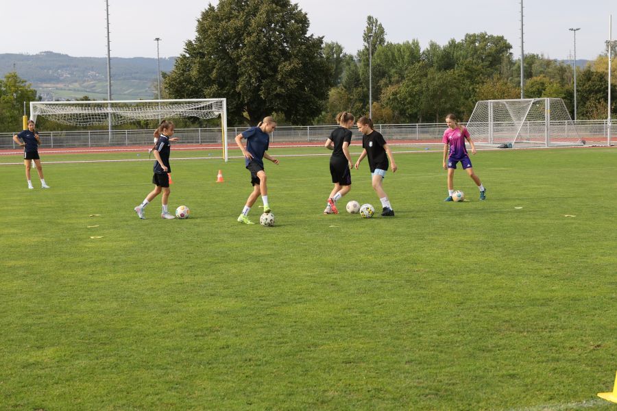 Mädchen üben Ball am Fuß