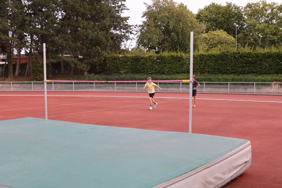 Ein Junge läuft zum Hochsprung an