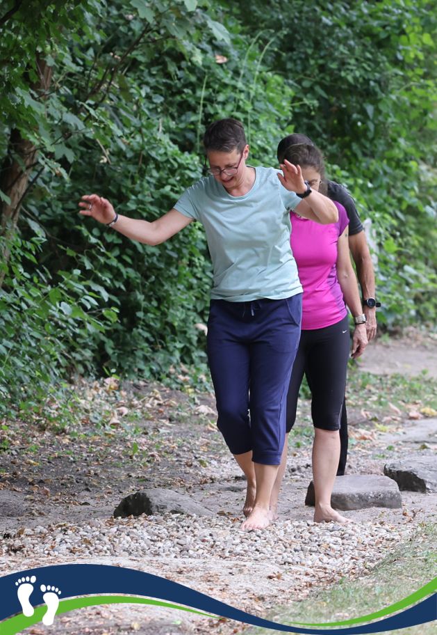 Zwei Frauen erkunden mit nackten Füßen den Boden