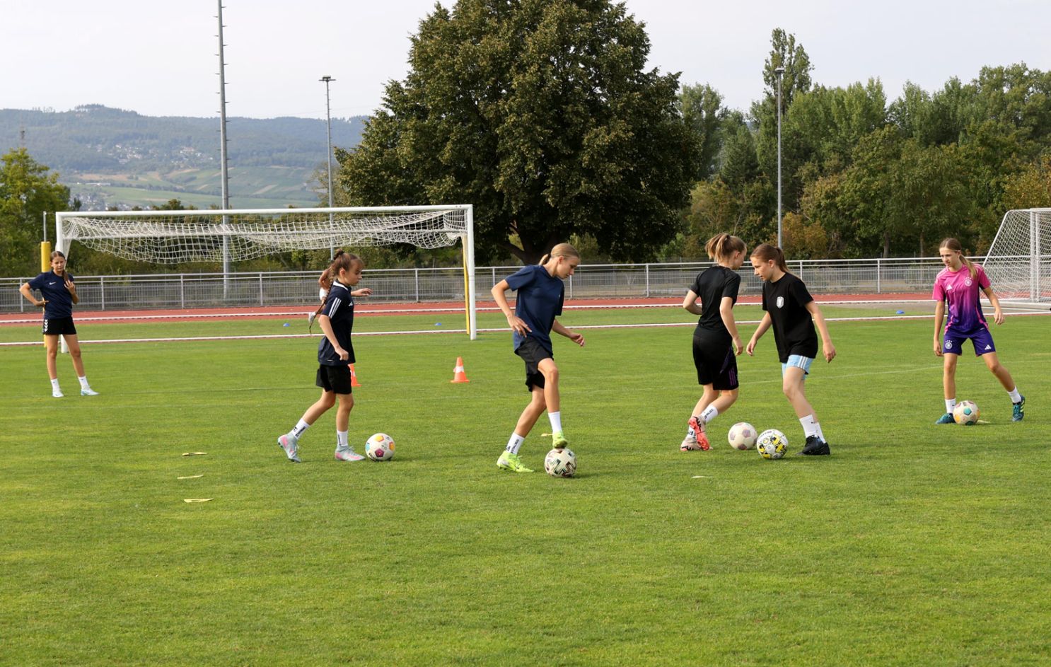 Mädchen-Mannschaft im Training auf dem Rasenplatz