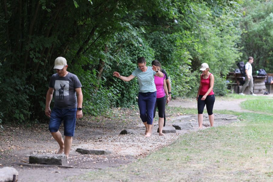 Eine Gruppe erkundet den Barfußpfad