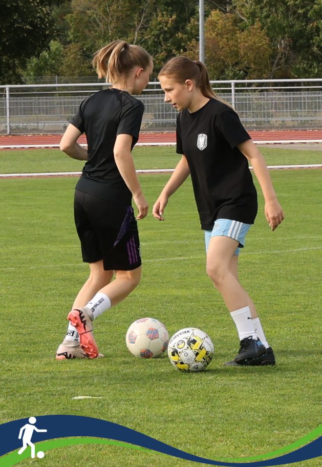 Mädchen trainieren mit Fußballbällen