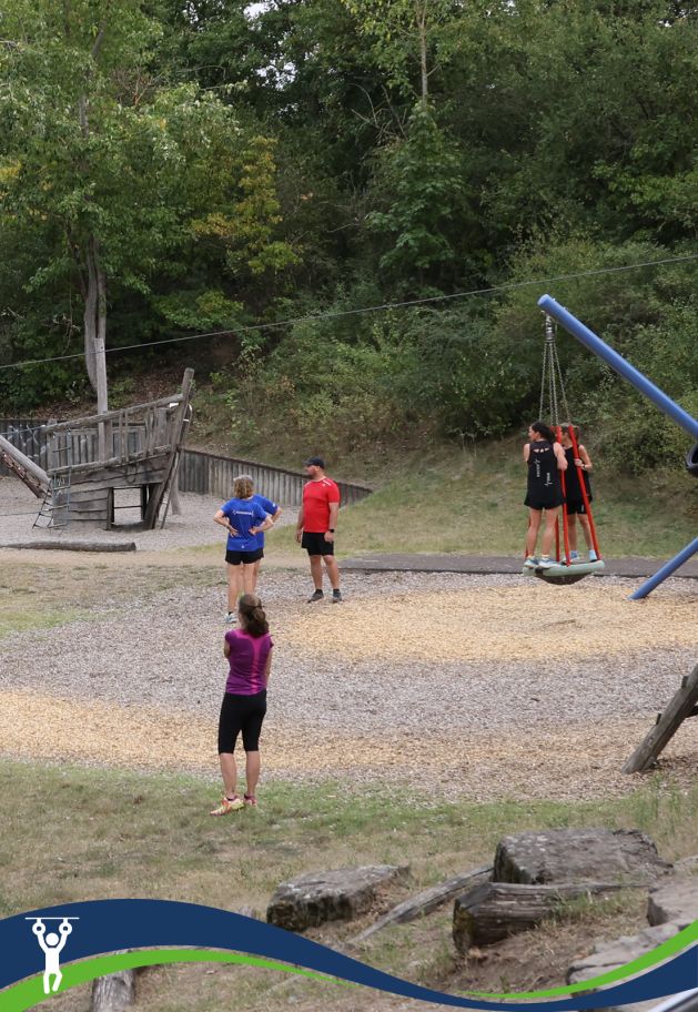 Leute spielen auf dem Spielplatz
