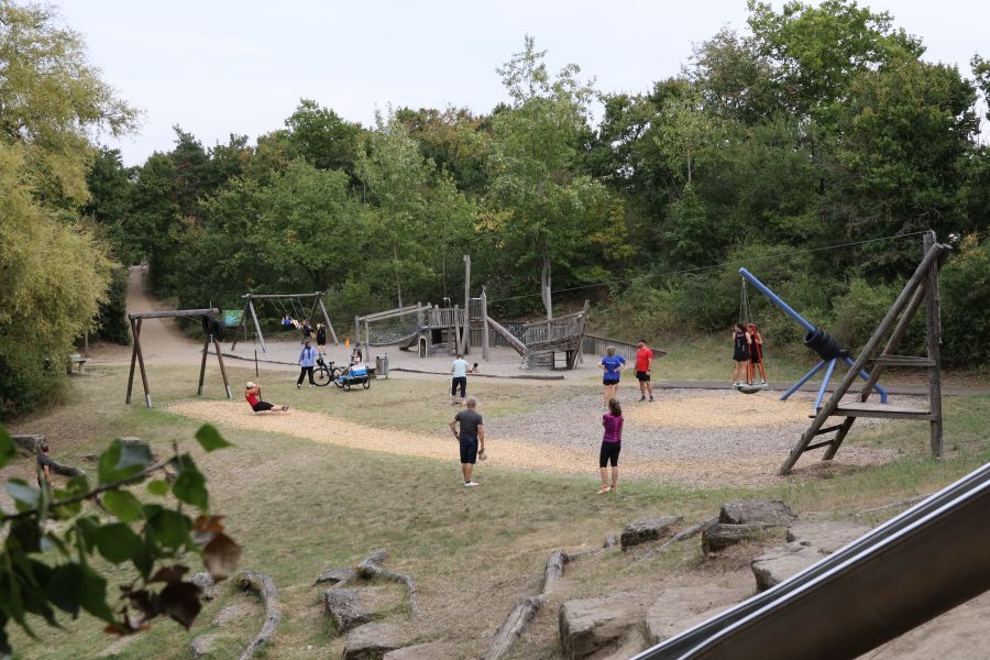 Leute sind auf dem Spielplatz verteilt