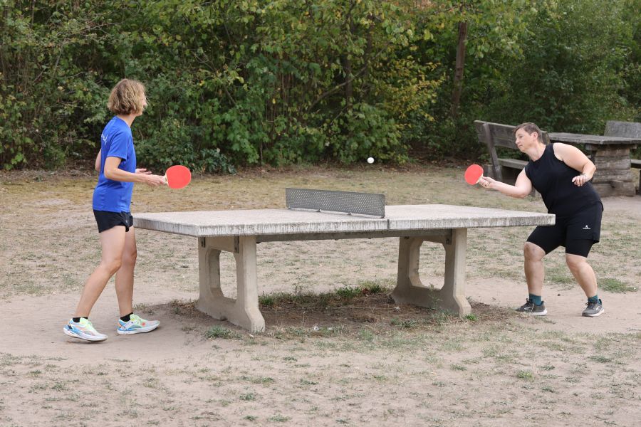 2 Spielerinnen beim Tischtennis