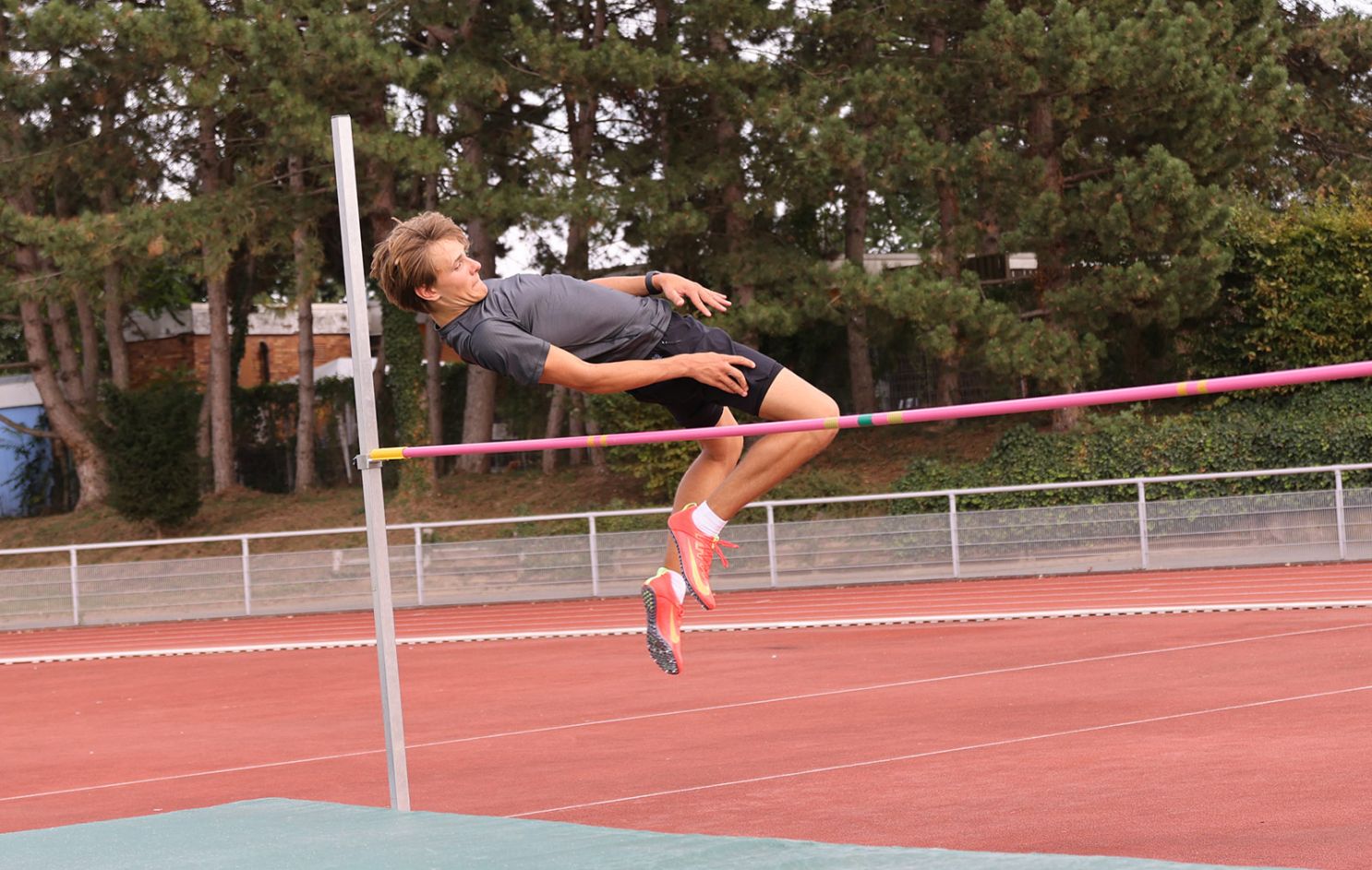 Sportler beim Hochsprung 