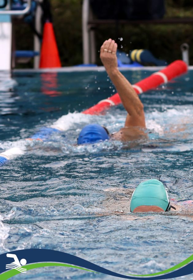 Ein Mann zieht Bahnen im Wasser