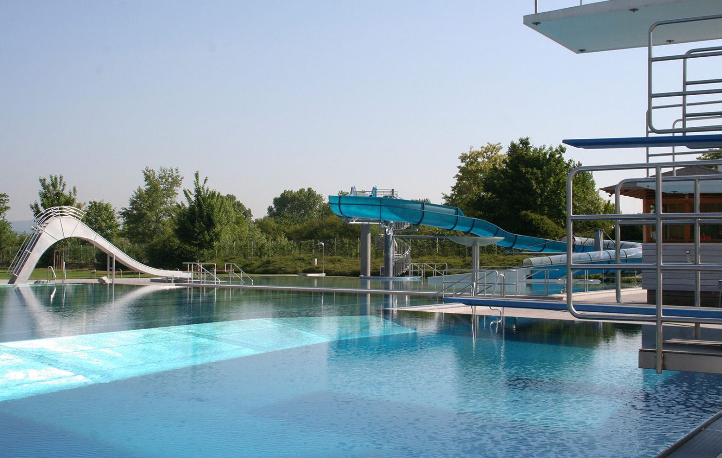 Schwimmbecken mit  Rutschen und Springbrettern