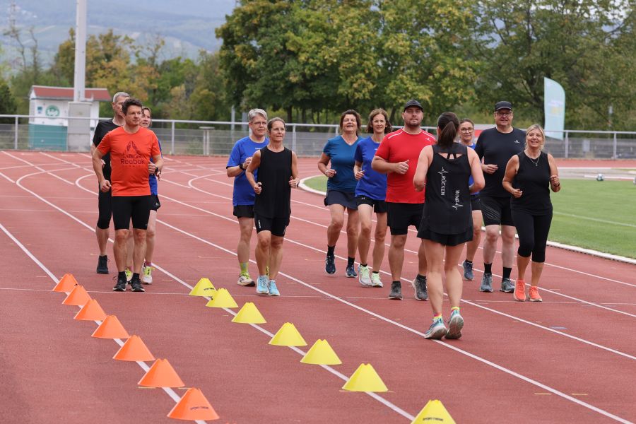 Eine Laufgruppe mit gekennzeichneten Bahnen beim Training