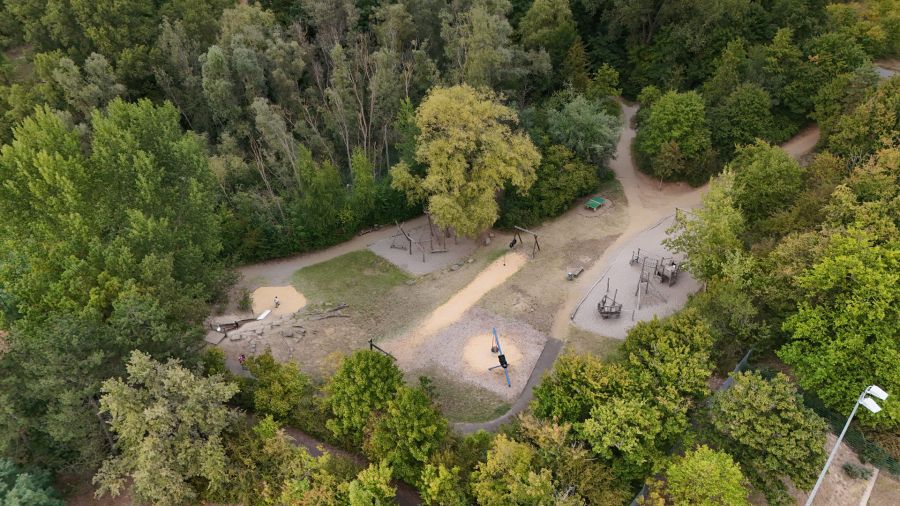 Blick von oben auf den Spielplatz